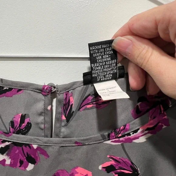 Torrid Women Gray Purple Floral Short Sleeve Keyhole Back Blouse Size 0‎ - Picture 3 of 7